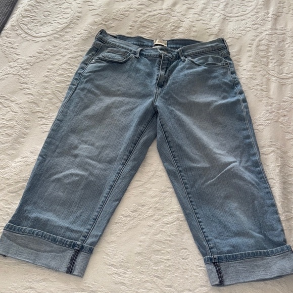 Gently Loved Classic Blue Women's Capri Jeans by Levi’s 515 - Picture 1 of 14